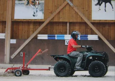 quad yamaha kodiak dans carrière de centre équestre